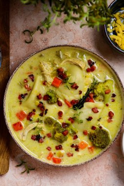 Pierogi tavuk kremalı çorba. Üstte veiw.style sarılma. Seçici odak