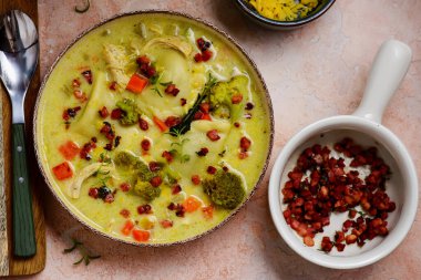 Pierogi tavuk kremalı çorba. Üstte veiw.style sarılma. Seçici odak