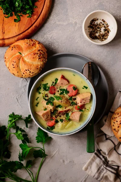 Jambon ve lahana çorbası. Stil sarılması. Seçici odaklanma.