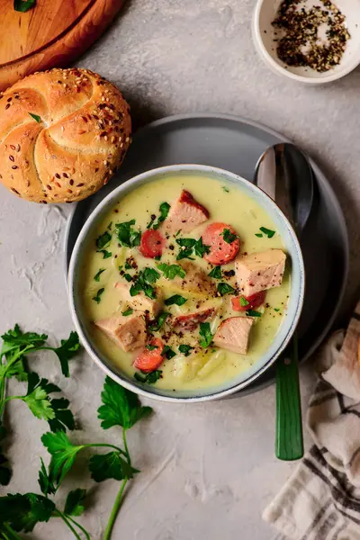 Jambon ve lahana çorbası. Stil sarılması. Seçici odaklanma.