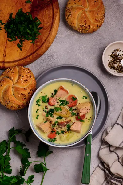 Jambon ve lahana çorbası. Stil sarılması. Seçici odaklanma.