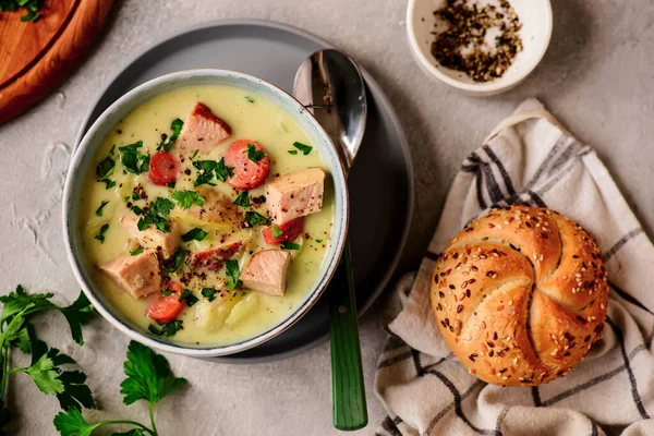 Jambon ve lahana çorbası. Stil sarılması. Seçici odaklanma.