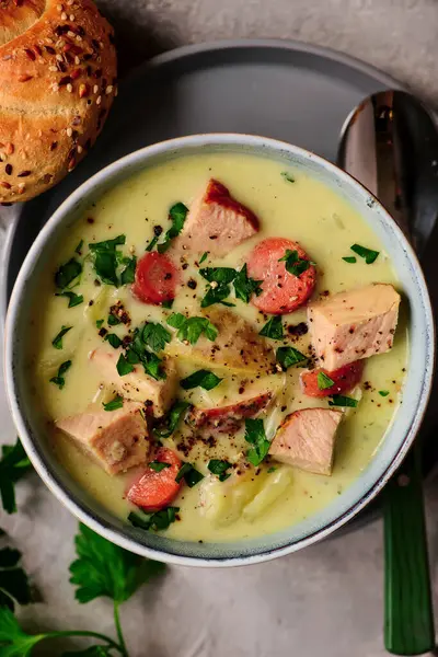 Jambon ve lahana çorbası. Stil sarılması. Seçici odaklanma.