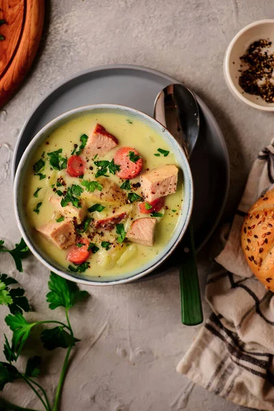 Jambon ve lahana çorbası. Stil sarılması. Seçici odaklanma.