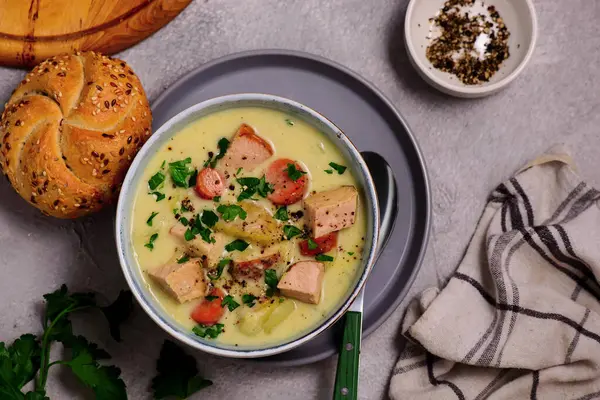 Jambon ve lahana çorbası. Stil sarılması. Seçici odaklanma.