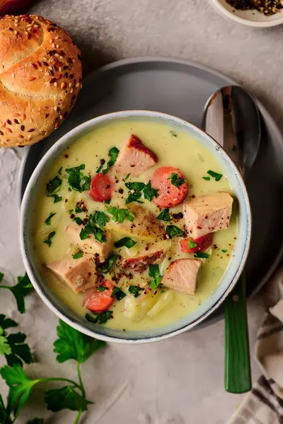 Jambon ve lahana çorbası. Stil sarılması. Seçici odaklanma.