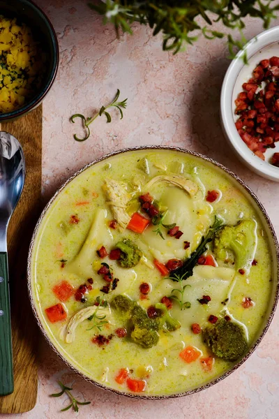 Pierogi tavuk kremalı çorba. Üstte veiw.style sarılma. Seçici odak