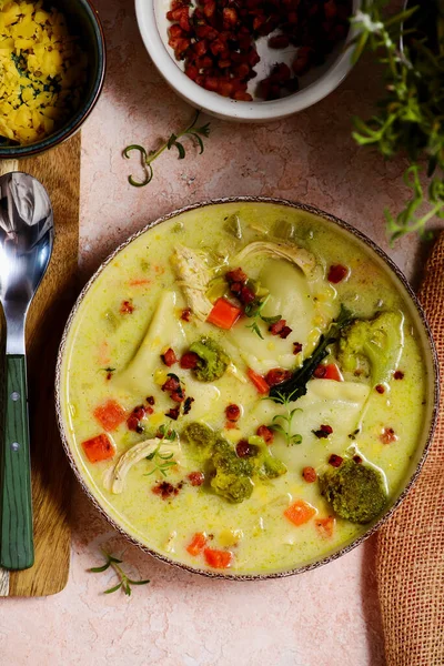 Pierogi tavuk kremalı çorba. Üstte veiw.style sarılma. Seçici odak