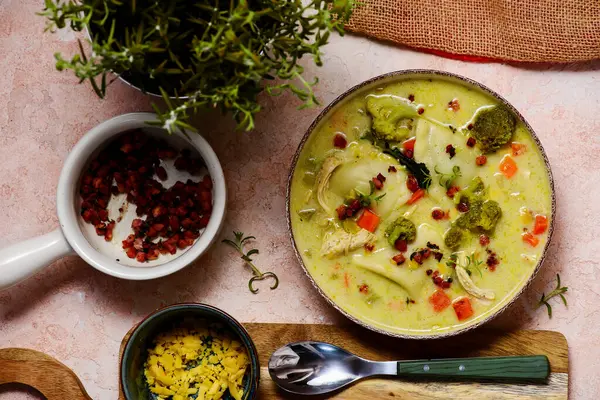 Pierogi tavuk kremalı çorba. Üstte veiw.style sarılma. Seçici odak