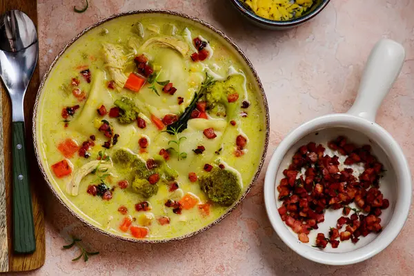 Pierogi tavuk kremalı çorba. Üstte veiw.style sarılma. Seçici odak