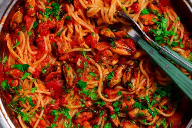 Domates soslu ve midyeli spagetti. Üst görünüm.. seçici odaklanma