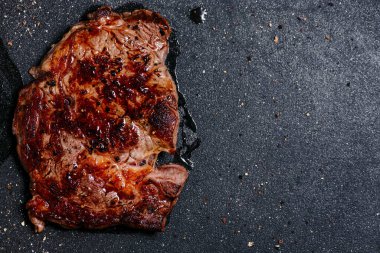 Izgarada biftek. Üst düzey seçici odak