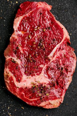 Çiğ biftek. Stil sarılma. Seçici odaklanma. Üst veiw