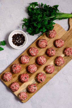 Kesme tahtasında çiğ et köftesi. Stil sarılma. Seçici odaklanma. Üst veiw