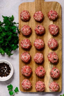 Kesme tahtasında çiğ et köftesi. Stil sarılma. Seçici odaklanma. Üst veiw