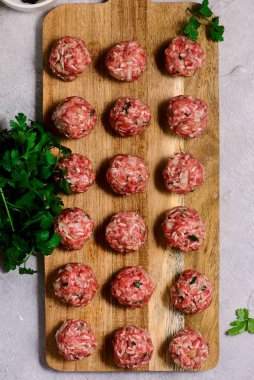 Kesme tahtasında çiğ et köftesi. Stil sarılma. Seçici odaklanma. Üst veiw