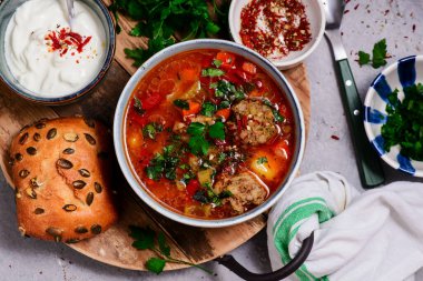 Romen köfteleri ekşi çorba Ciorba de perisoare.Top veiw.style sarılma. Seçici odaklanma