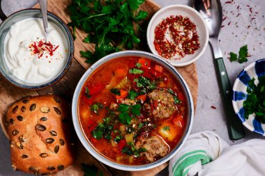 Romen köfteleri ekşi çorba Ciorba de perisoare.Top veiw.style sarılma. Seçici odaklanma