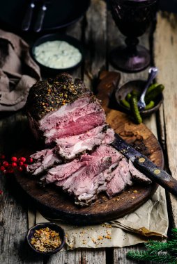 Tartar sosisli biftek. Tarz rustik. Seçici odak noktası.