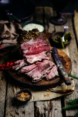 Tartar sosisli biftek. Tarz rustik. Seçici odak noktası.