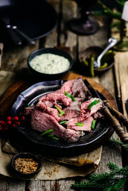 Tartar sosisli biftek. Tarz rustik. Seçici odak noktası.