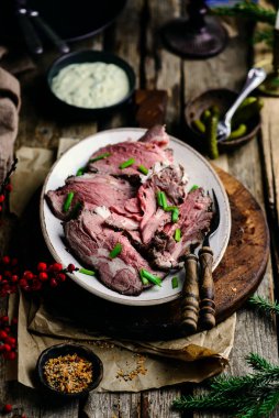 Tartar sosisli biftek. Tarz rustik. Seçici odak noktası.