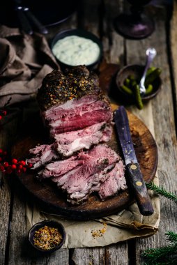 Tartar sosisli biftek. Tarz rustik. Seçici odak noktası.