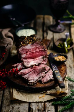 Tartar sosisli biftek. Tarz rustik. Seçici odak noktası.