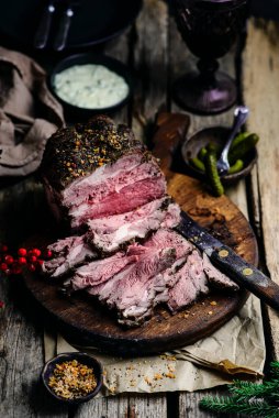 Tartar sosisli biftek. Tarz rustik. Seçici odak noktası.