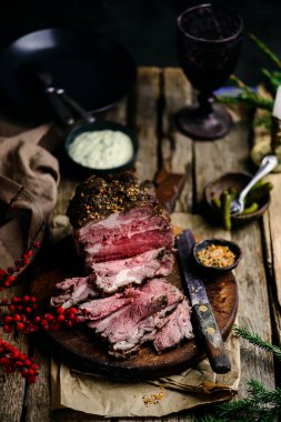 Tartar sosisli biftek. Tarz rustik. Seçici odak noktası.