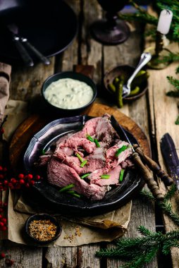 Tartar sosisli biftek. Tarz rustik. Seçici odak noktası.