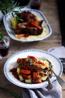 Kırmızı şarap kızılcıkları kısa kaburgalar pişirdi. Tarz rustik. Seçici odak noktası.