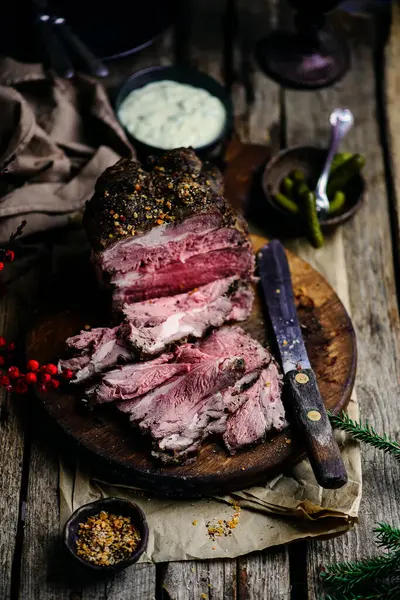 Tartar sosisli biftek. Tarz rustik. Seçici odak noktası.