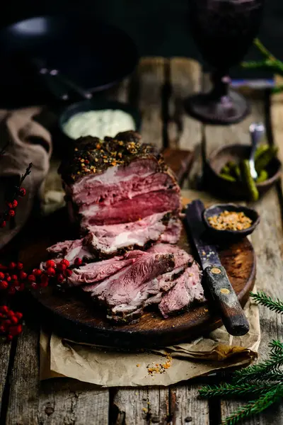 Tartar sosisli biftek. Tarz rustik. Seçici odak noktası.