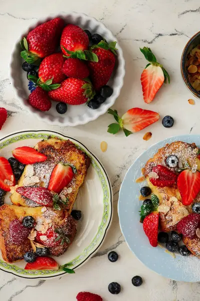 Taze yaz bereli yumurtalı ekmek. En iyi et. Seçici odak noktası.