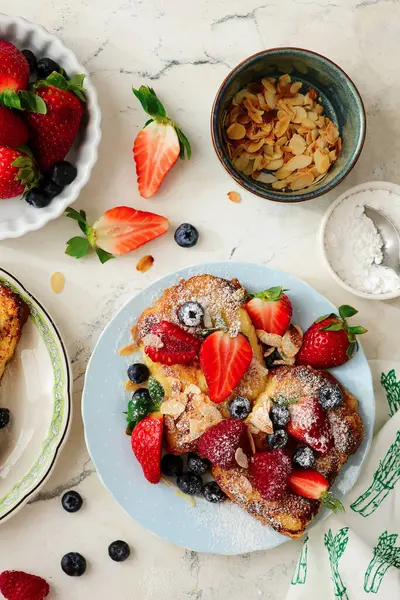 Taze yaz bereli yumurtalı ekmek. En iyi et. Seçici odak noktası.