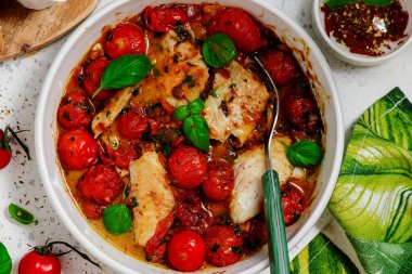 Domatesli fırınlanmış morina, zeytinyağı ve ot.Top veiw.style rustic. Seçici odak noktası