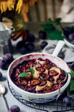 Karamelli erikli turta. seçici odak