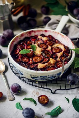 Karamelli erikli turta. seçici odak