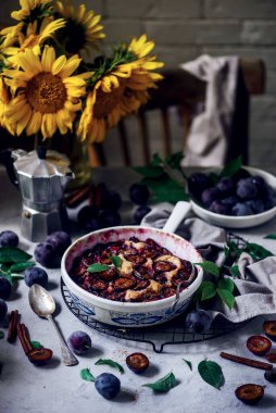 Karamelli erikli turta. seçici odak