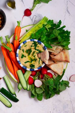 Taze sebzeli humus. Üst görünüm.. seçici odaklanma