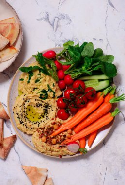 Taze sebzeli humus. Üst görünüm.. seçici odaklanma