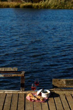 Nehirde piknik. Karaciğer ezmesi ve şarap. Seçici odak noktası.