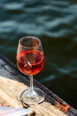 Nehirde piknik. Karaciğer ezmesi ve şarap. Seçici odak noktası.