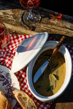 Nehirde piknik. Karaciğer ezmesi ve şarap. Seçici odak noktası.
