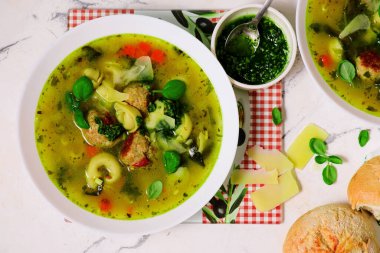 Kolay köfte tortellini çorbası. Stil sarılma. Seçici odaklanma.