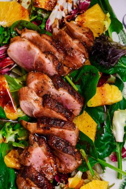 Kızarmış ördek göğsü ve ballı soya jölesi. Karışık salata ve portakallı. En iyi et.