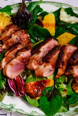 Kızarmış ördek göğsü ve ballı soya jölesi. Karışık salata ve portakallı. En iyi et.