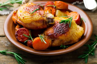 Akçaağaç kaplı tavuk ve tatlı patates. Tarz kırsal. seçici odak
