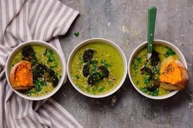 Eritilmiş cheddar croutonlu fırında brokoli çorbası. En iyi sarılma stili. Seçici odak noktası.